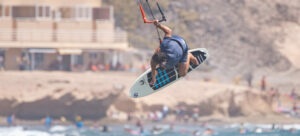 Gofko strapless kitesurfing on the Appletree Klokhouse Noseless White Line