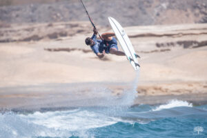 Gofko kitesurfing on the Appletree Klokhouse Noseless White Line
