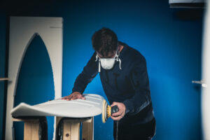 shaper at work in de shaping bay of appletree surfboards