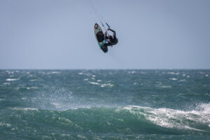 strapped or strapless kitesurfing